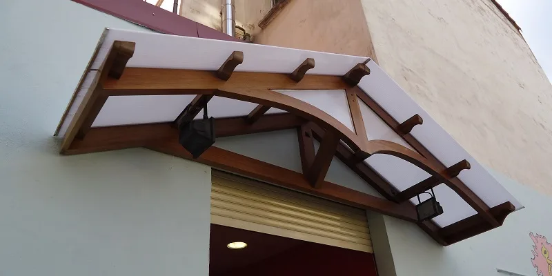 Entradilla con policarbonato en Nájera