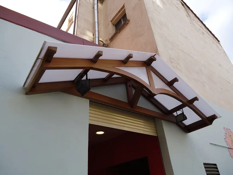 Entradilla con policarbonato en Nájera