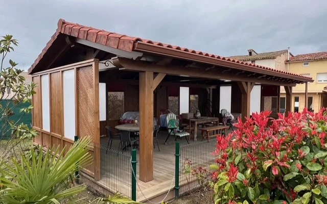 Porche 2 aguas en Huercanos cerrado con celosías y policarbonato.