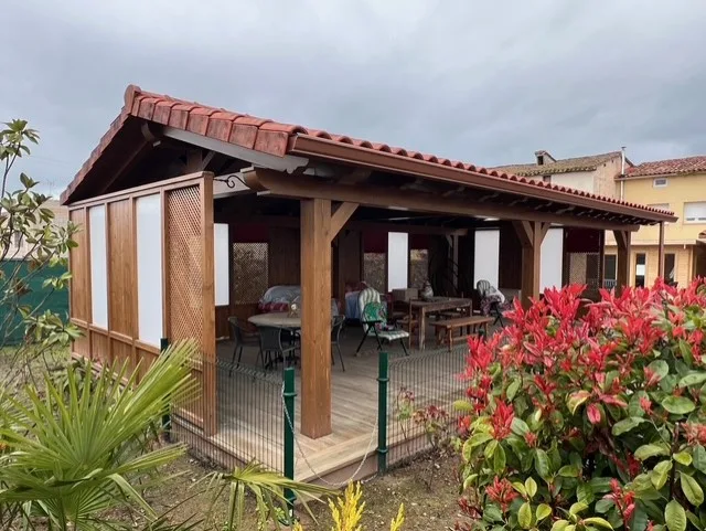 Porche 2 aguas en Huercanos cerrado con celosías y policarbonato.